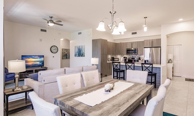 Majestic Palms Condo | Luxury 3 Bedroom Penthouse w/Pool Close to Fort Myers Beach and Sanibel Island