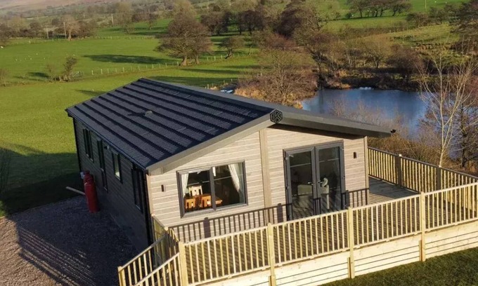 Fence Cabin | Luxury 3 bedroom, pet-friendly lodge on the side of a beautiful fishing lake.