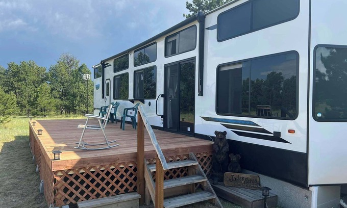 Union House | Luxury 3 Bedroom RV with full kitchen in Union - Wooded Campsite
