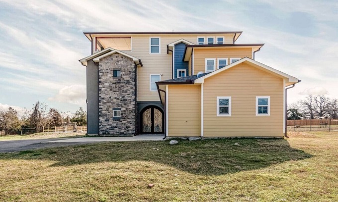 Red Rock House | Luxury 3-Story Escape Private Pool 8BR Retreat