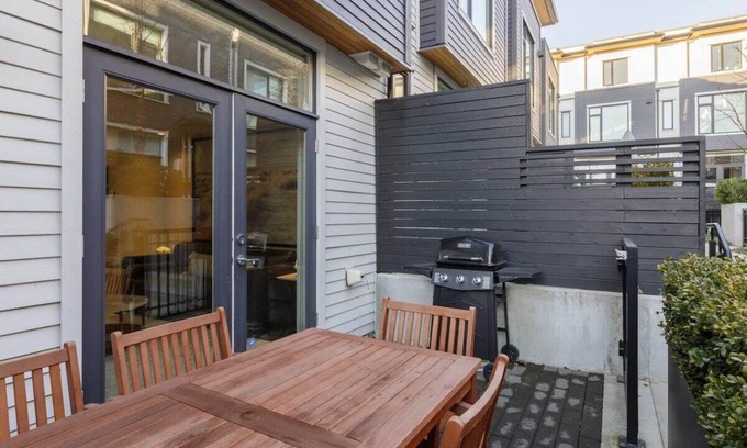 Marpole House | Luxury 3BR TH w/Peloton-Central & YVR I 2Parking