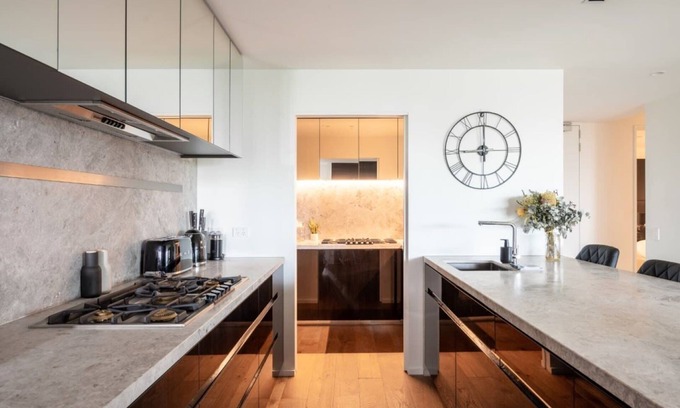 Melbourne Apartment | Luxury 4 Bedroom Apt - Parking, pool and views