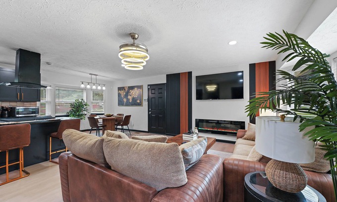 Church Street House | Luxury 4 Bedroom house Sleeps 10 with King Beds, near the Atlanta Airport.