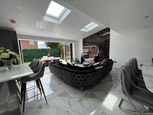 Oldbury House | Luxury 4 bedroom Retreat; with hot tub & parking