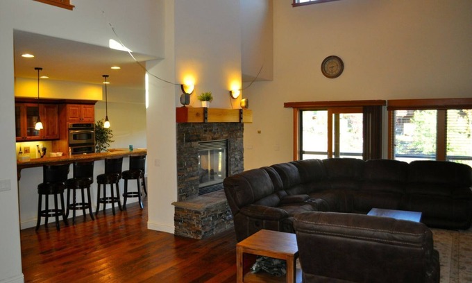 Truckee House | Luxury 4 Br 3.5 Bt large home close Northstar, Squaw, Lake Tahoe & Truckee Town
