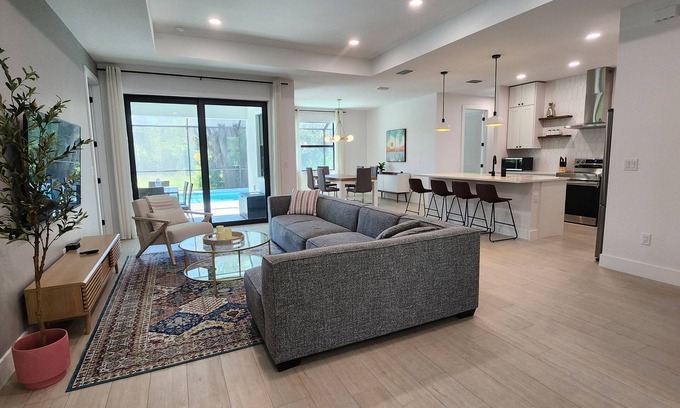 Englewood East House | Luxury 4br house, Heated Pool, 13 min to Beach, Family Fun, 100Mbps, Office