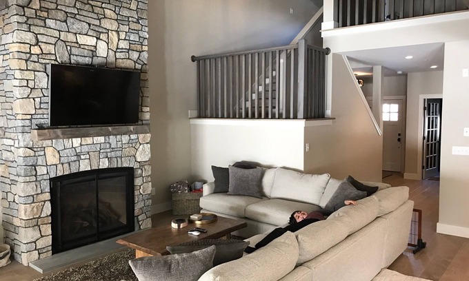 West Dover House | Luxury 4BR Townhome at the Hermitage, only 4 Miles to Mount Snow
