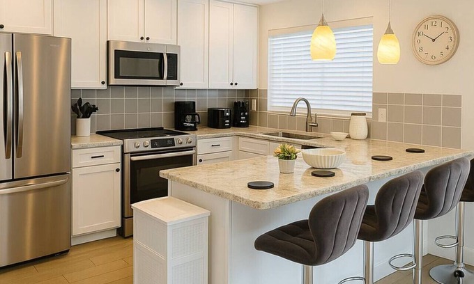 Casa Granada Townhouses Apartment | Luxury 4BR Walk to Fashion Sq