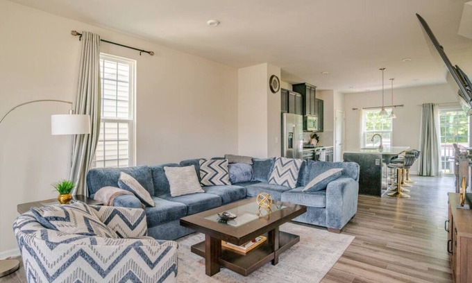 Northeast Raleigh House | Luxury 5 Star ~ 3 Bedroom Home in the Heart of RDU