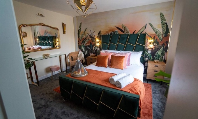 West Bromwich House | Luxury 5BR Home | Hot Tub | EV-Friendly Stay