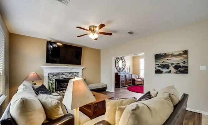 Euless House | Luxury 5BR Oasis: Spacious & Relaxing Haven TEEUEU801