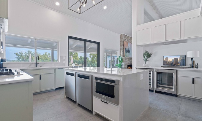 Pleasant Valley House | Luxury 5BR Retreat: Pool, Spa, Golf Views, Mins to Downtown, Rainey & Airport