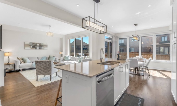Brampton House | Luxury 6 Bedroom - 4 Bathroom Detached Retreat BRAMPTON/MISSISSAUGA Border
