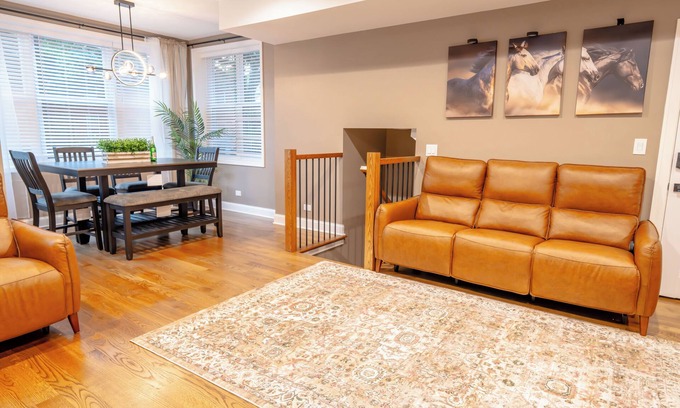 Rogers Park Condo | Luxury 6Bedroom, 4.5 Bathroom Home Mins from Downtown and the Lake