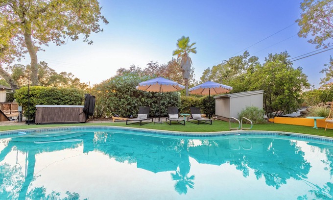 Sonoma House | Luxury 8-Sleeper: Pool, HotTub, 8 mins to Sonoma Square, and Deluxe Coffee Bar!