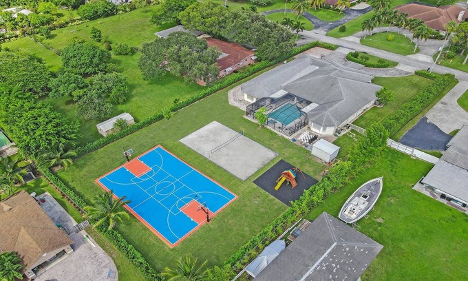 Davie House | Luxury 8BR Estate w/POOL & Gameroom - 24 Guests