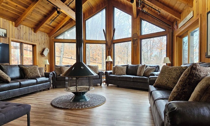 Ludlow Ski Chalet | Luxury 8BR Ski In/Out Okemo Chalet on Sachem Trail Sleeps 22 Adults