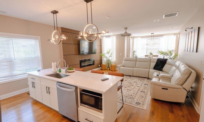 Rogers Park Villa | Luxury 9 BR, Villa Mins from Downtown and the Lake.