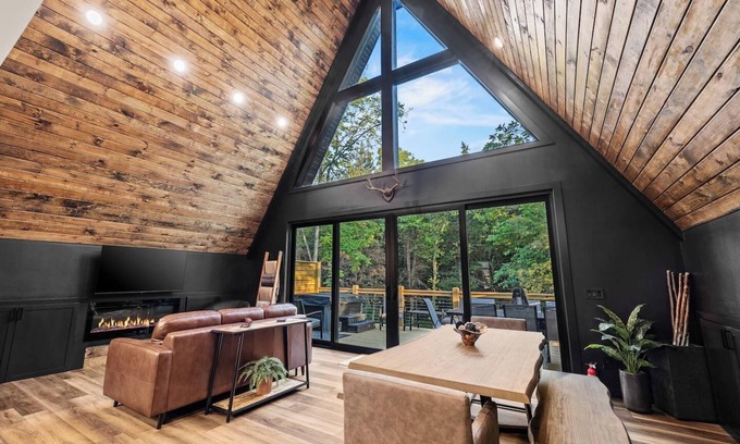 Omaha House | Luxury A-Frame*Hot-tub*Firepit