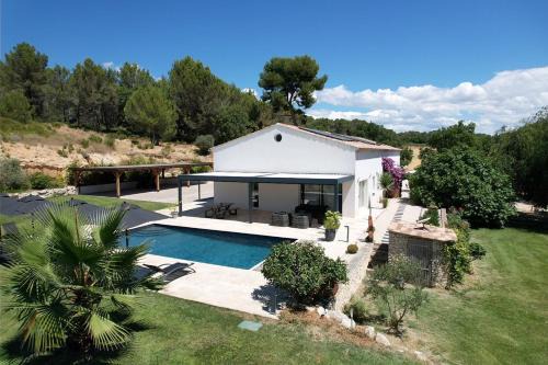 Saint-Cannat Villa | Luxury air-conditioned villa pool views Aix-en-Provence LS7-457