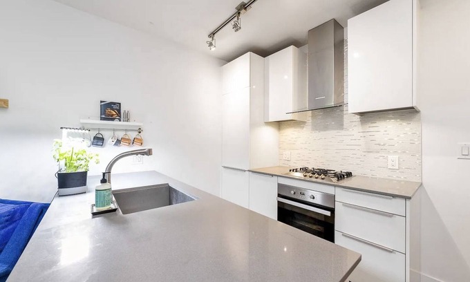 Downtown Vancouver Apartment | Luxury and Modern 1 Bedroom Apartment with Parking