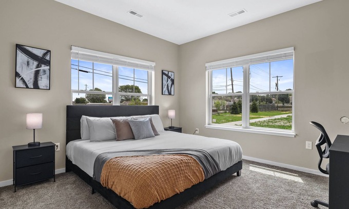 Milwaukee Apartment | Luxury Apartment - 3bd 2bth -King Beds - Family Friendly - Cozy - Great Location