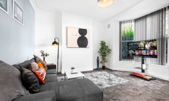 King's Heath Apartment | Luxury Apartment - Netflix - On Street Parking