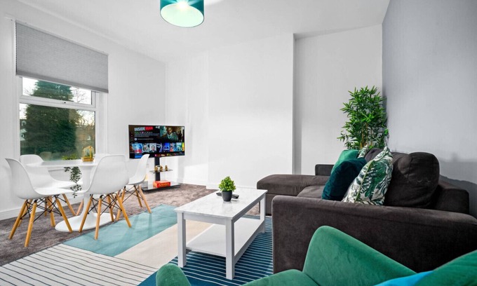 King's Heath Apartment | Luxury Apartment - Netflix - On Street Parking