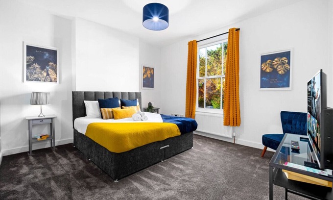 King's Heath Apartment | Luxury Apartment - Netflix - On Street Parking