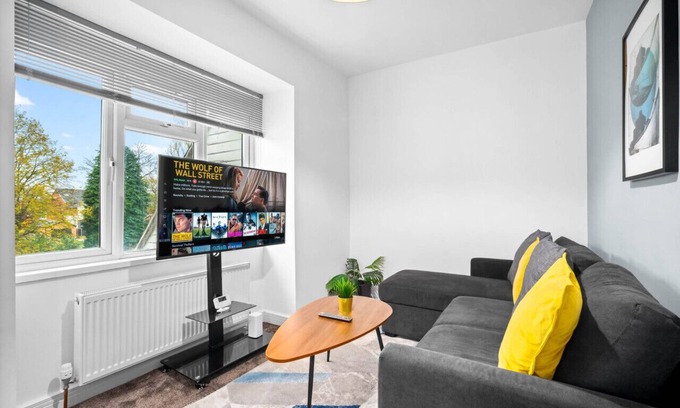 King's Heath Apartment | Luxury Apartment - Netflix - On Street Parking