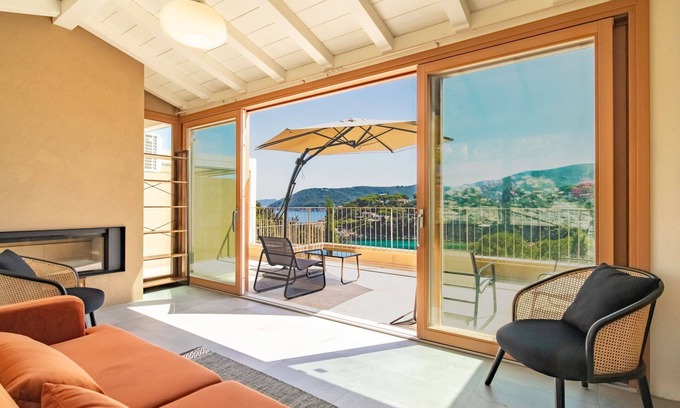 Procchio House | Luxury apartment with private access to the sea