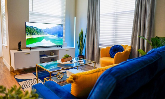 Highland Apartment | Luxury Apt in Denver w/King Bed + Private Garage