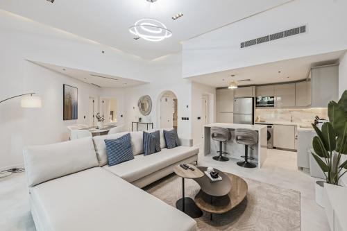 Palm Jumeirah Apartment | Luxury at Beachside Al Sultana Jumeirah Shoreline - DVH Holiday Homes