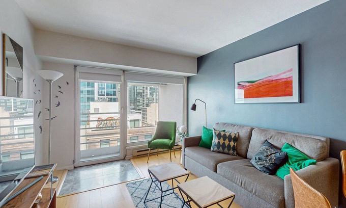 Downtown Seattle Condo | Luxury bay view apartment w/a shared hot tub, community pool and gym