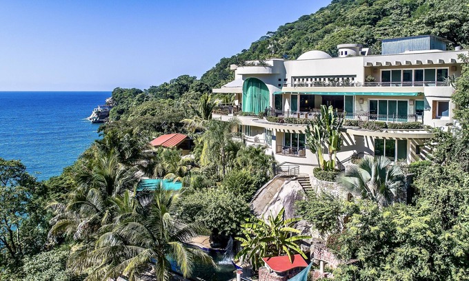 Boca de Tomatlan Villa | Luxury Beach Frontage Villa For Rent
