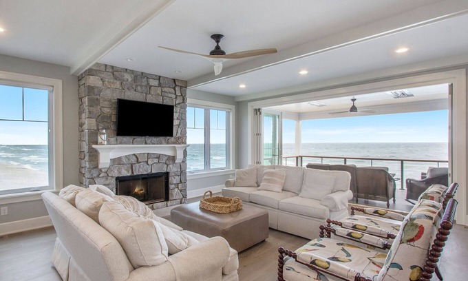Michigan Hotel | Luxury Beachfront 5b w/Hot Tub & Kayaks