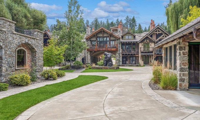 Bigfork Ski Chalet | Luxury Bear Dance Chalet in exclusive gated community! Fireplace! Boat Dock!