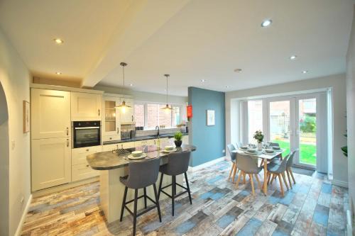 South Elmsall Apartment | Luxury Bungalow, 3 bedrooms, 5 beds, sleeps 8, transport links, parking, Wi-Fi