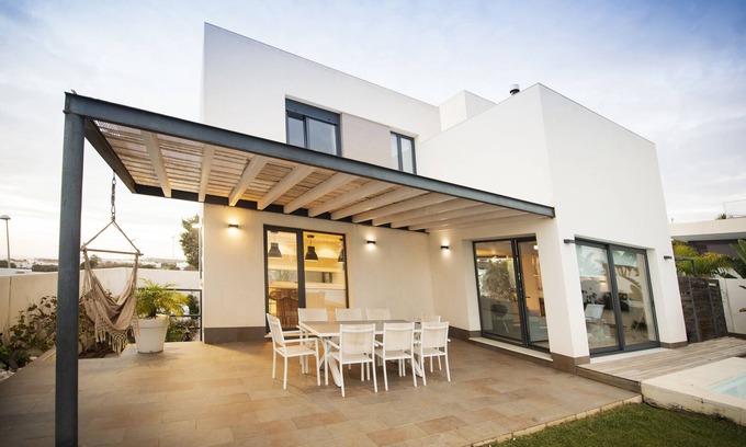 Conil de la Frontera Villa | Luxury by the sea, a/c, private pool, garden, free wifi, ideal for families