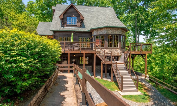 Cherokee Cabin | Luxury Cabin, Casino, Ski, Snow Tube, Golf, Hike, Fish, Hot Tub, Fire Pit, Train