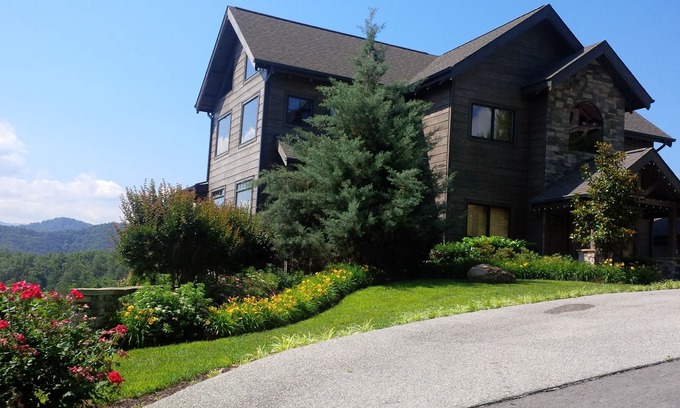 Gatlinburg - Pigeon Forge Cabin | Luxury Cabin On 1 Acre With Great Views In Gated Subdivision