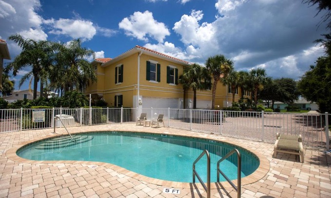 Cearra Del Ray Villa | Luxury Cearra Del Ray Townhome Seconds to Beach 2-Car Garage