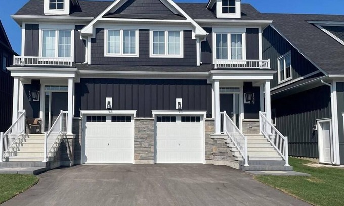 The Blue Mountains House | Luxury Chalet 5 Min Walk to Blue Mountain Village (Pool Hot Tub Fireplace Sauna)