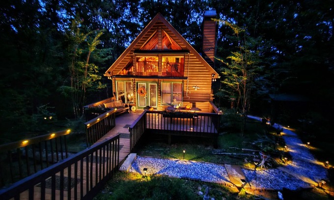Clarkesville Ski Chalet | Luxury Chalet Near Helen Hot Tub, Fire Pit, Pool Table, Hammock & Creek
