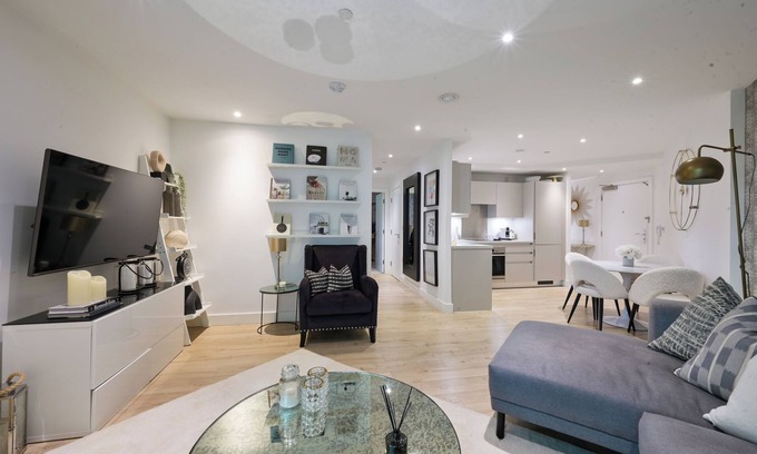 Kennington Apartment | Luxury Collection- Designer 2 Bedroom Apartment - Superhost Status