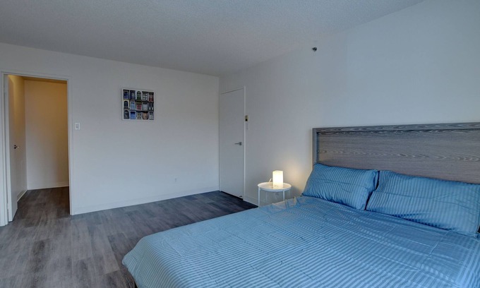Laval Apartment | LUXURY CONDO DTWN LAVAL HIGHEND BLDG PARKING INCL,gym,theater, lounge, wifi inc