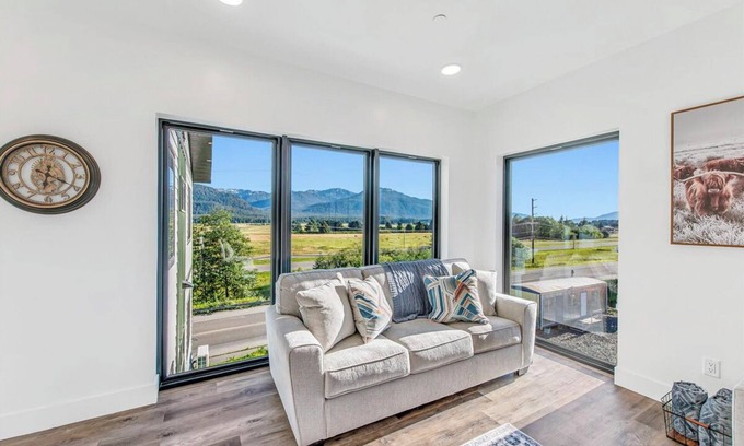 Juneau Condo | Luxury condo in Juneau with AC, WiFi, Bidets, Laundry, etc. Well stocked.
