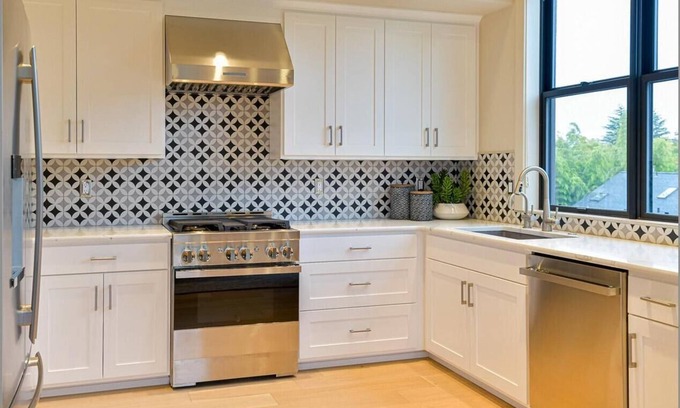 Siskiyou-Hargadine Historic District Cabin | Luxury condo with 2 bedrooms/2 bathrooms, sleeper sofa, full kitchen.