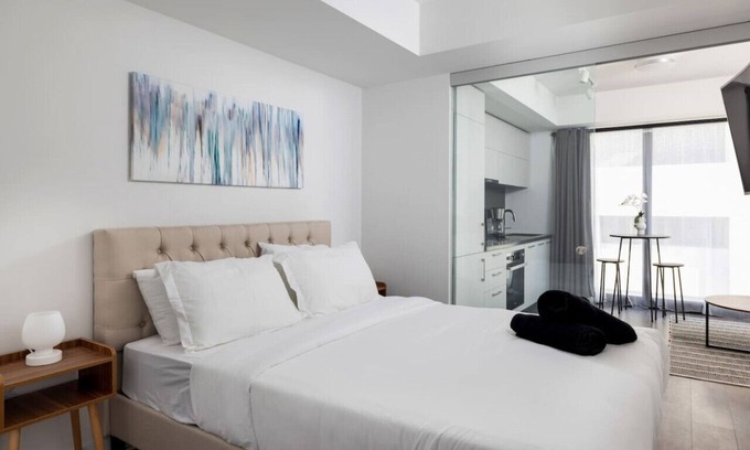 Bloor-Yorkville Apartment | Luxury Condo Yorkville Pool gym