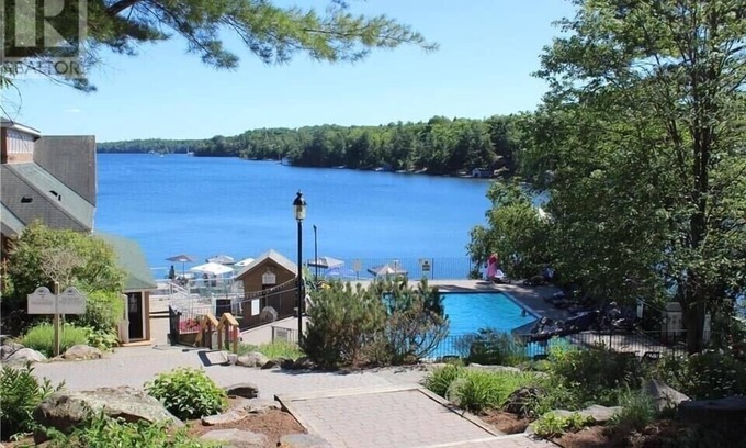 Seguin Cottage | Luxury cottage on lake Joseph at rocky crest golf club